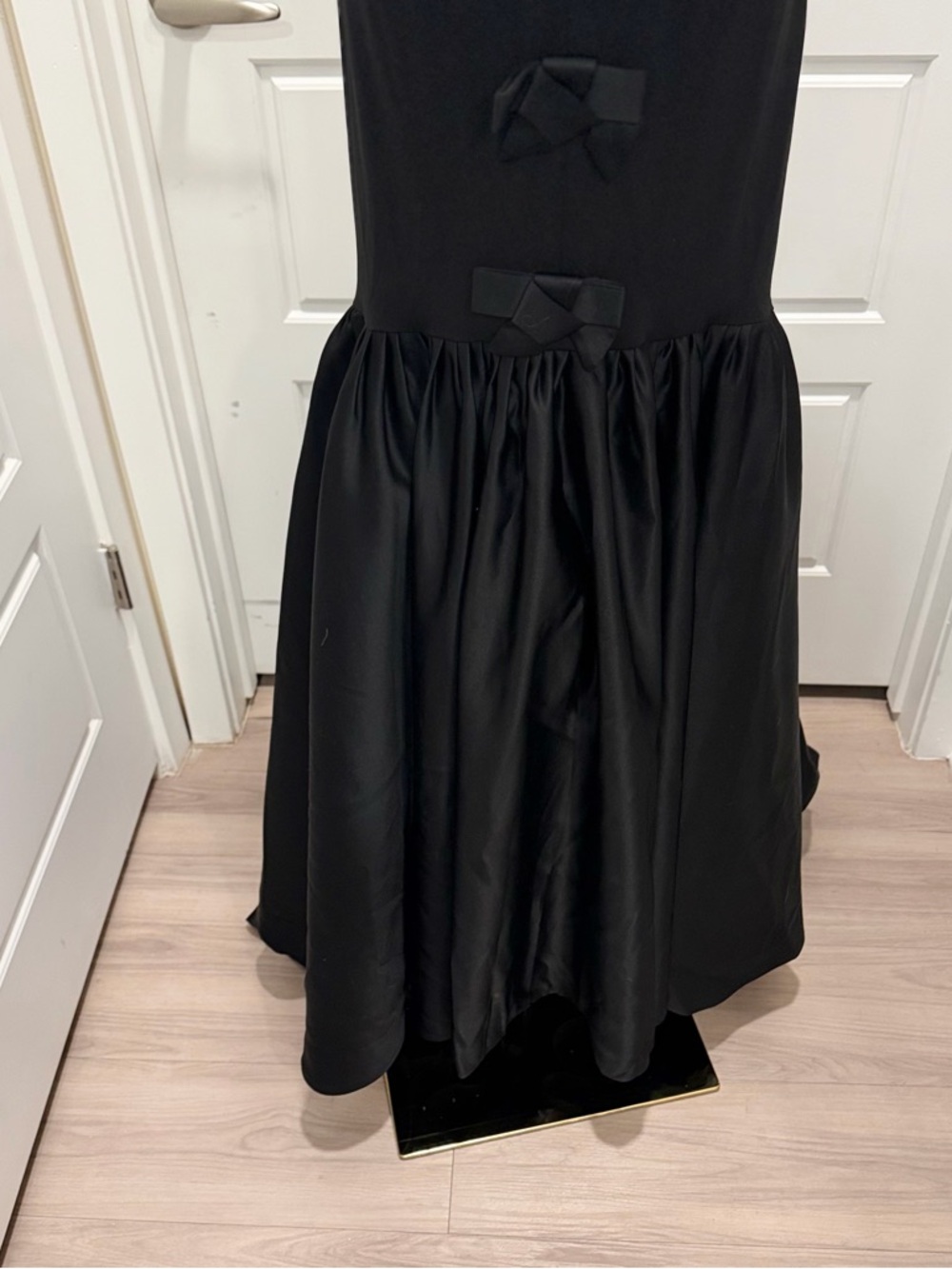 Elegant Black Bow-Accent Evening Dress - Picture 6 of 12